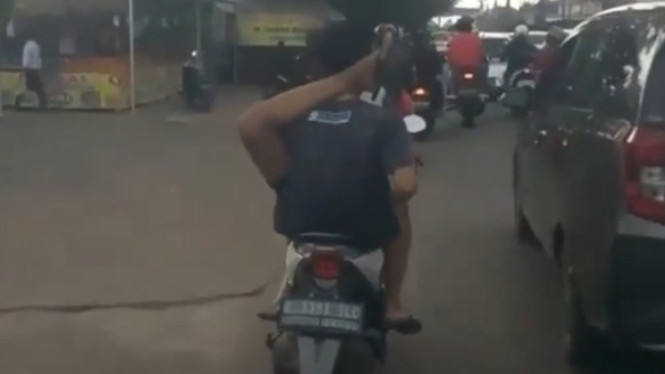 Naik Motor Pakai Gaya Yoga