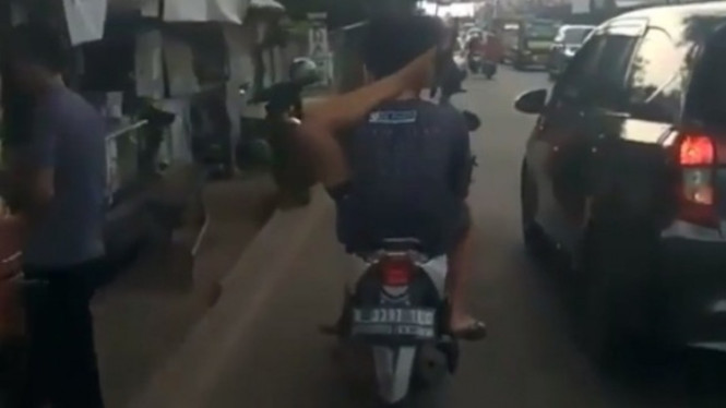 Naik Motor Pakai Gaya Yoga