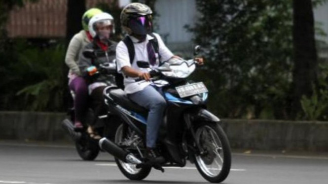 Pelajar Mengendarai Motor