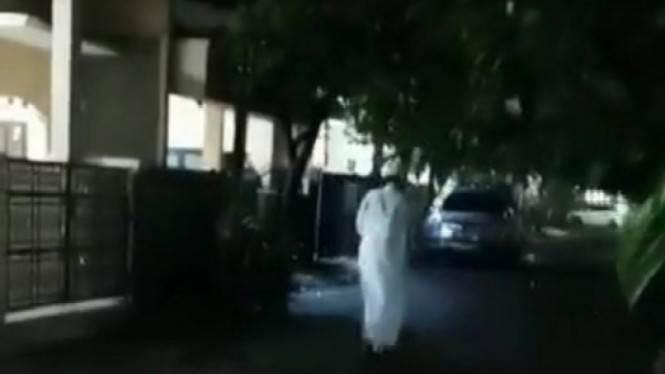 Pria Berpakaian Putih Naik Skuter