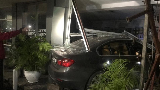 Bmw tabrak apotik
