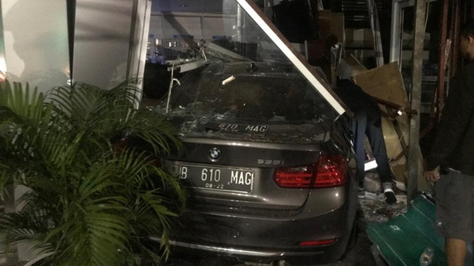 Bmw tabrak apotek senopati