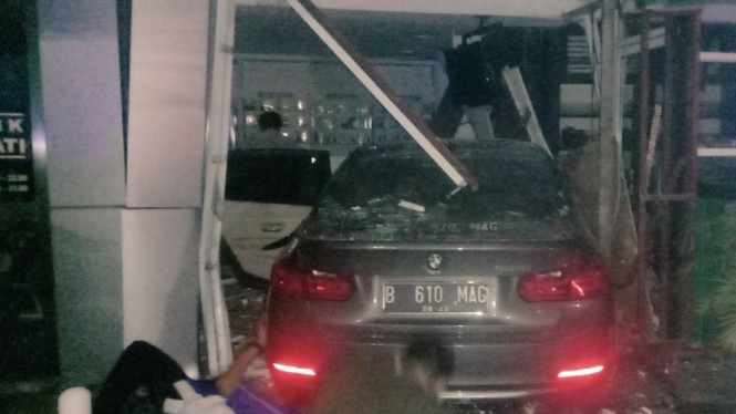 Bmw tabrak apotek senopati
