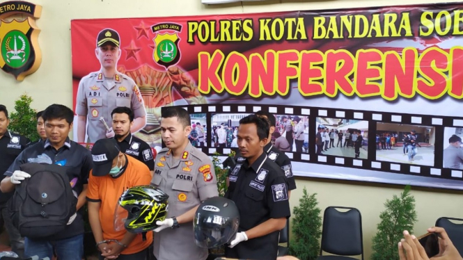 Maling helm di Bandara Soeta