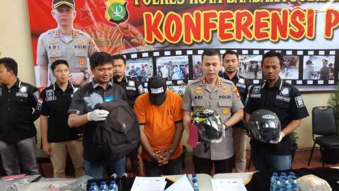 Maling helm di Bandara Soeta