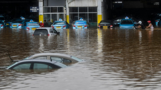 Mobil terendam banjir