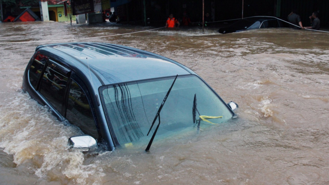 Mobil terendam banjir