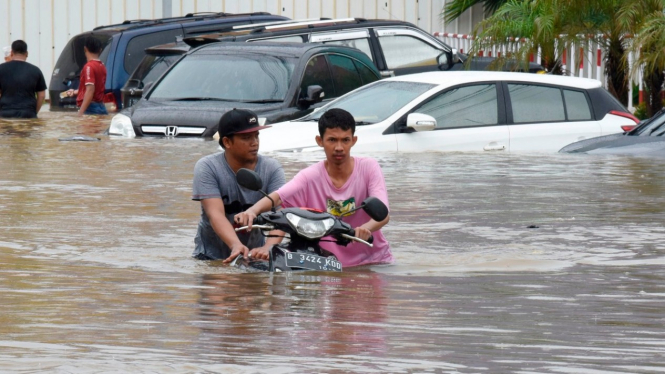 Motor terendam banjir
