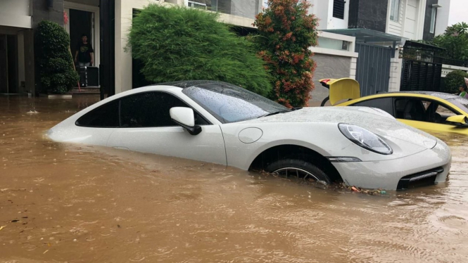 Mobil terendam banjir