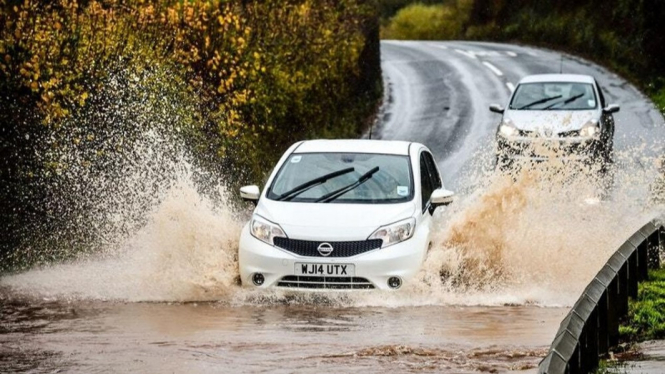 Mobil melintasi banjir