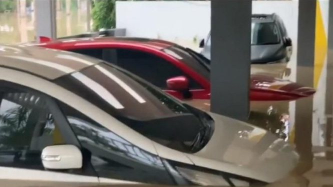 Mobil Parto Patrio Tenggelam Banjir