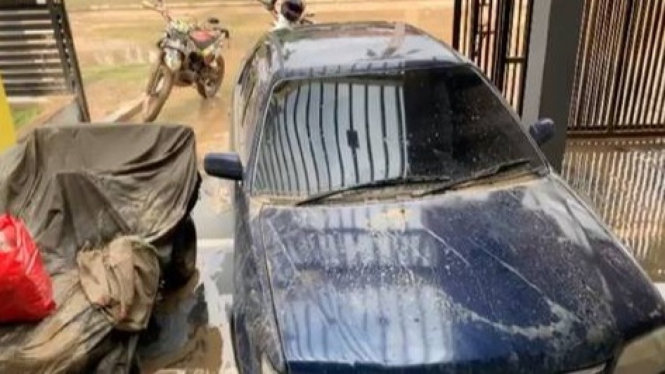 Mobil Parto Patrio Tenggelam Banjir