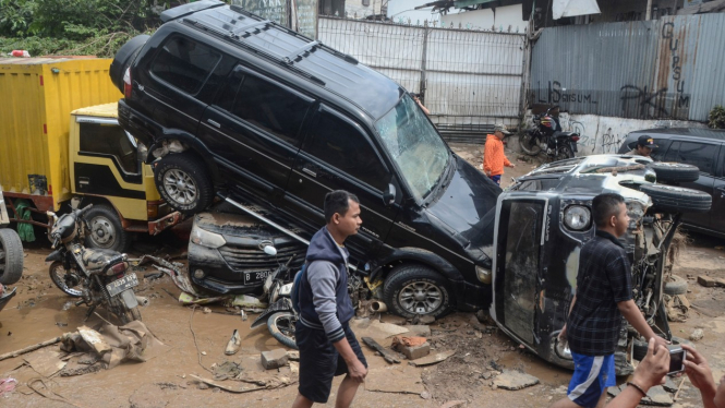 Mobil terkena banjir