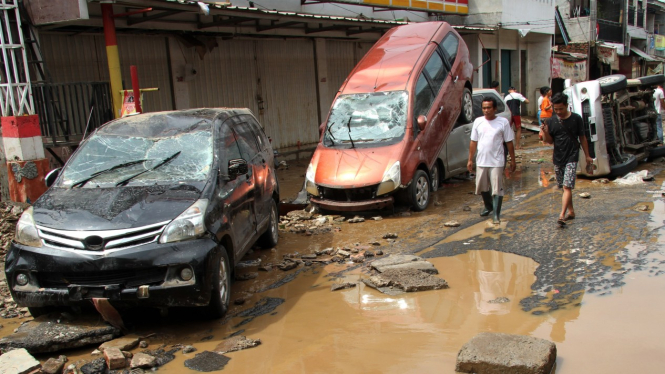 Mobil terkena banjir