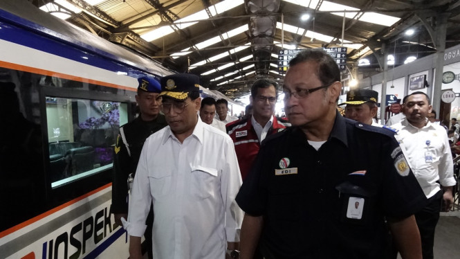 Dirut PT KAI, Edi Sukmoro (kanan baju hitam)