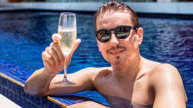 Jorge Lorenzo Lagi Berenang