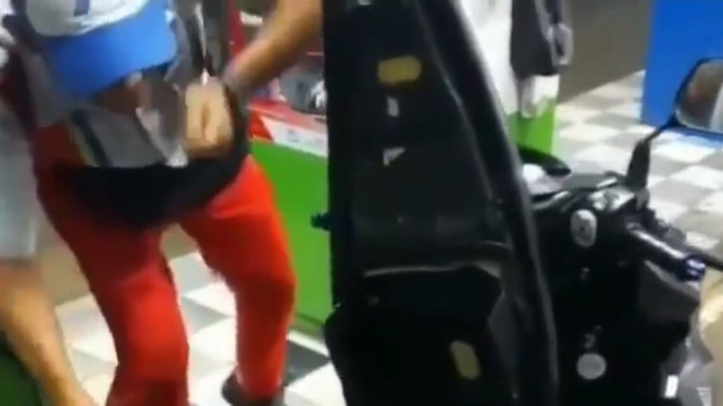 Petugas SPBU kaget lihat ular di bagasi motor