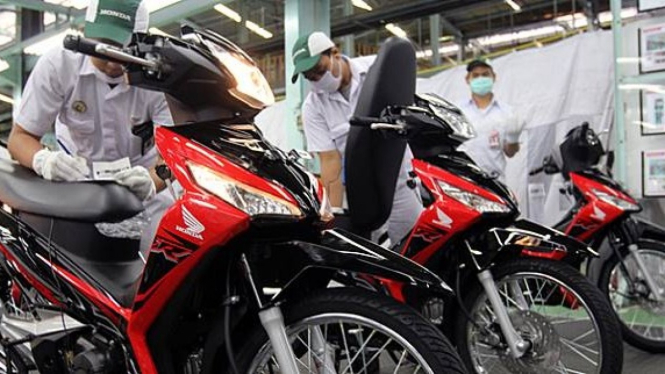 Motor Bebek di Pabrik