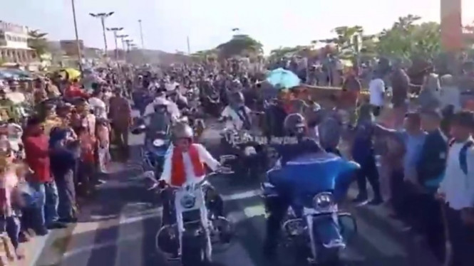 Ustaz Abdul Somad Naik Motor