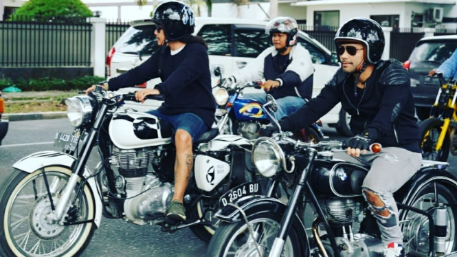 Gaya Judika saat riding menggunakan BMW R27