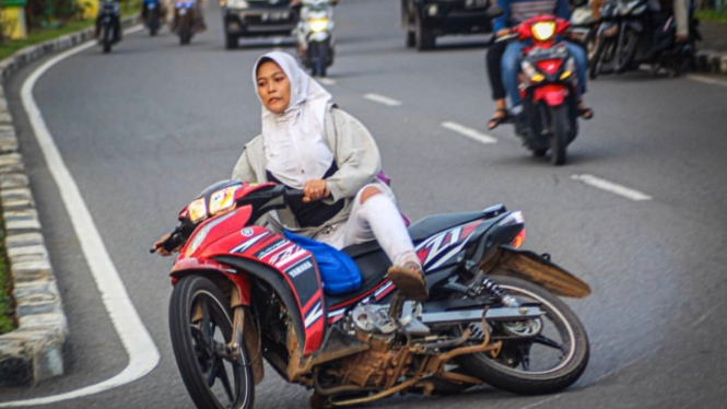 Wanita Berhijab Sliding