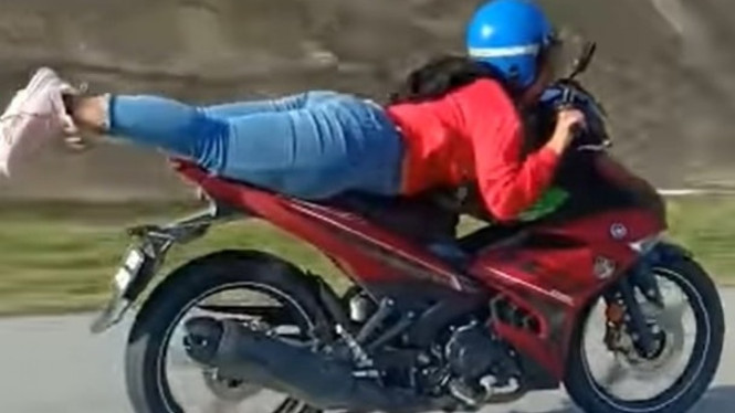 Viral wanita bergaya superman