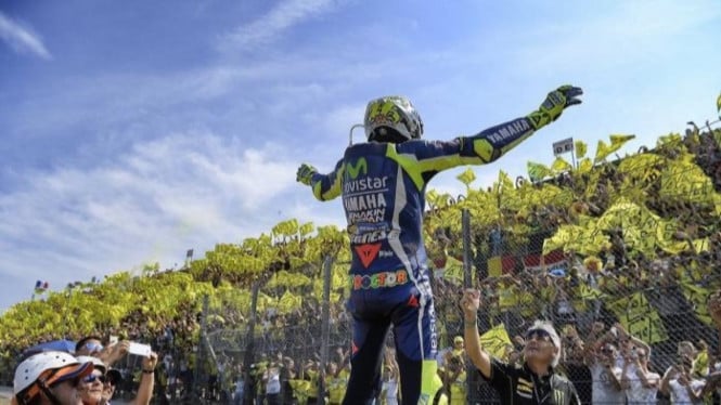 Valentino Rossi dan pendukungnya