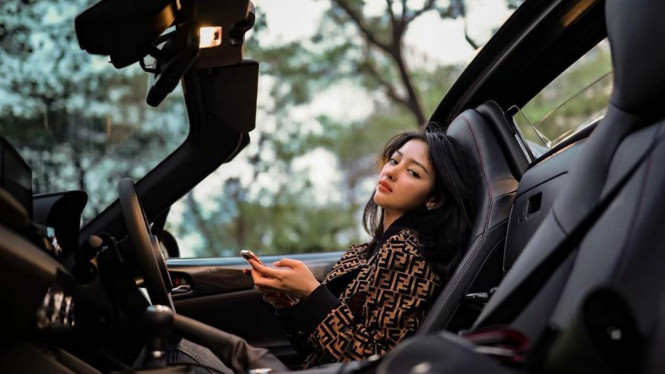 Siwi Widi saat berpose di Mazda MX5