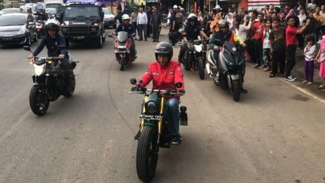 Jokowi Naik Motor