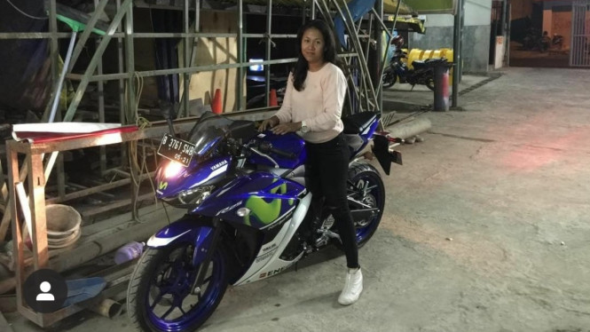 Ratu Agung Sejagat saat berpose di atas Yamaha R25