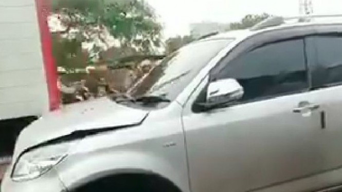 Mobil yang dirusak warga.