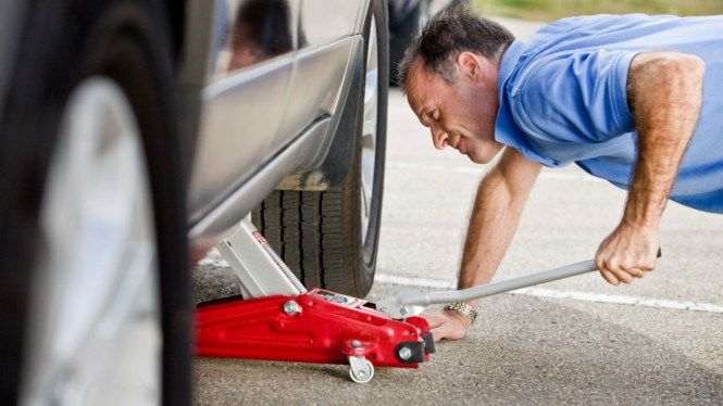 Ilustrasi cara dongkrak mobil