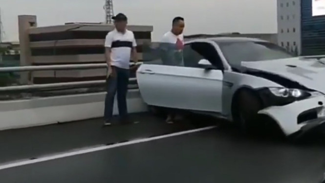 Kecelakaan tunggal mobil BMW di Tol Slipi