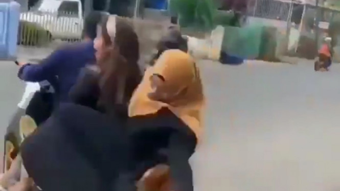 Wanita berhijab jatuh terjungkal diboncengi Yamaha NMAX