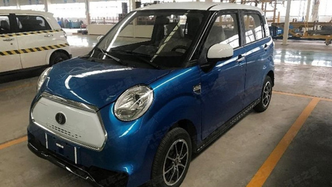 Mobil Mini Cooper versi China.