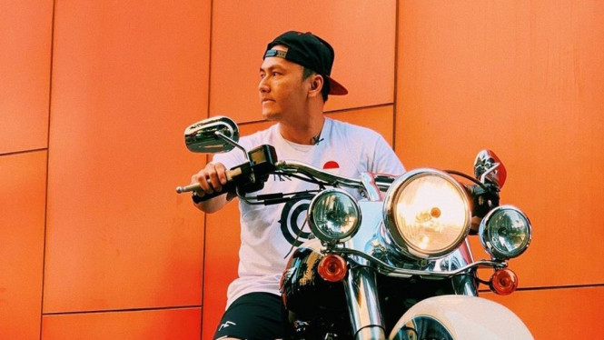 Pose Wijin dengan Harley