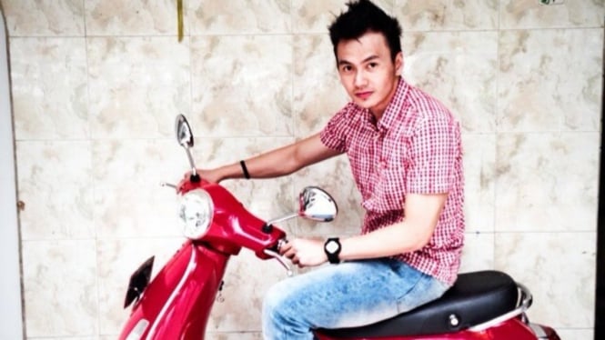 Wijin dengan motor kesayangan Vespa LX 150