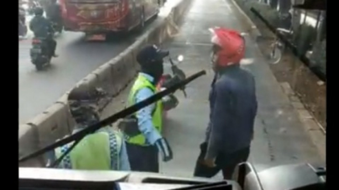Viral Motor Berpelat Merah Masuk Jalur Busway