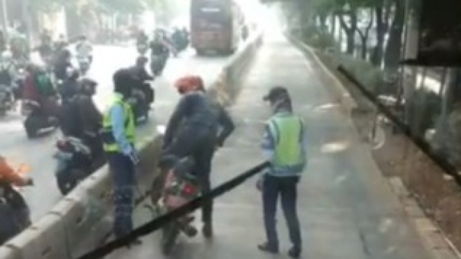 Viral Motor Berpelat Merah Masuk Jalur Busway
