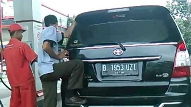 Ilustrasi goyang-goyang mobil saat isi bensin.