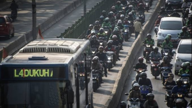 Penerobos jalur TransJakarta di Koridor 6