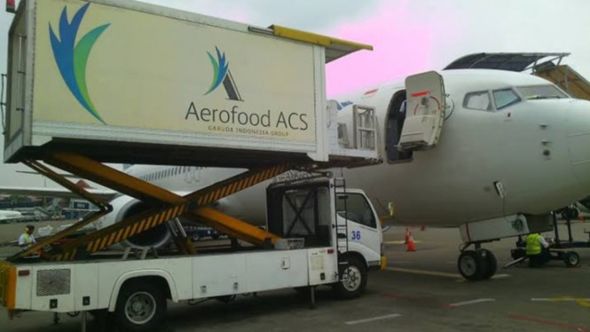 Truk katering tabrak pesawat