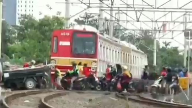 Kereta Melintas