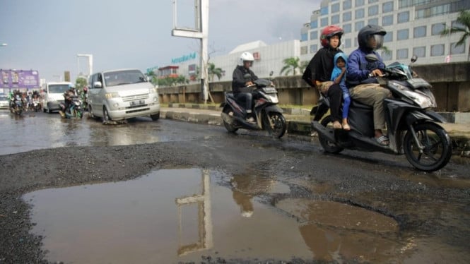 Jalanan berlubang