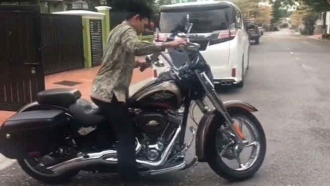Ustaz Abdul Somad Naik Motor
