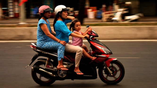 Naik motor di Malaysia