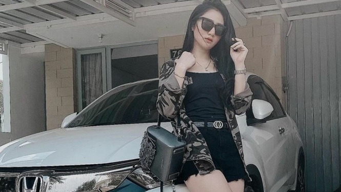 Bella Nova dengan mobil pribadinya Honda HR-V