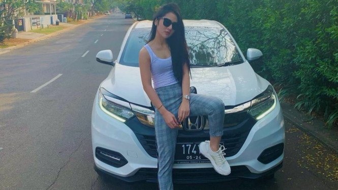 Bella Nova dengan mobil pribadinya Honda HR-V