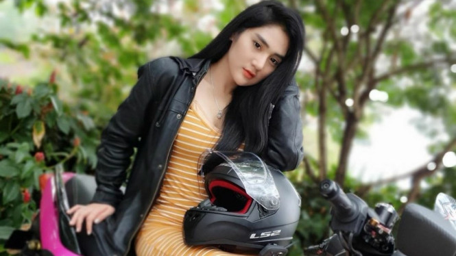 Pose seksi Bella Nova di atas XMAX