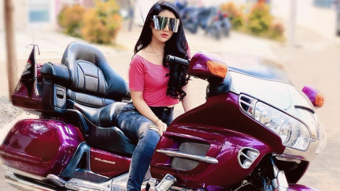Pose Bella Nova di atas Honda Goldwing